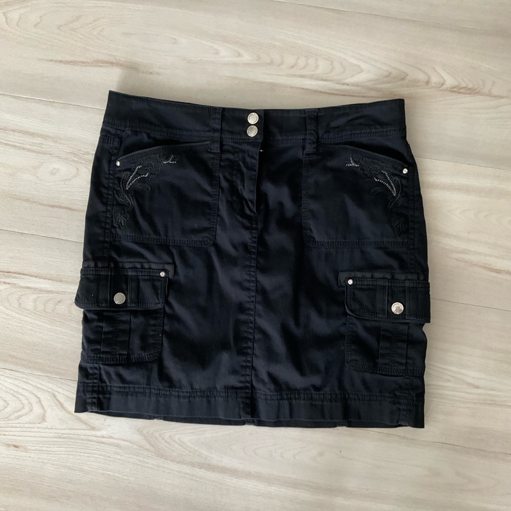 Vintage black mini skirt with pockets and design
